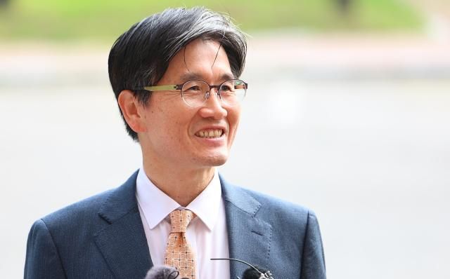 오동운 신임 고위공직자범죄수사처장이 22일 오전 정부과천청사 공수처로 출근해 취재진 질문에 답하고 있다 사진연합뉴스