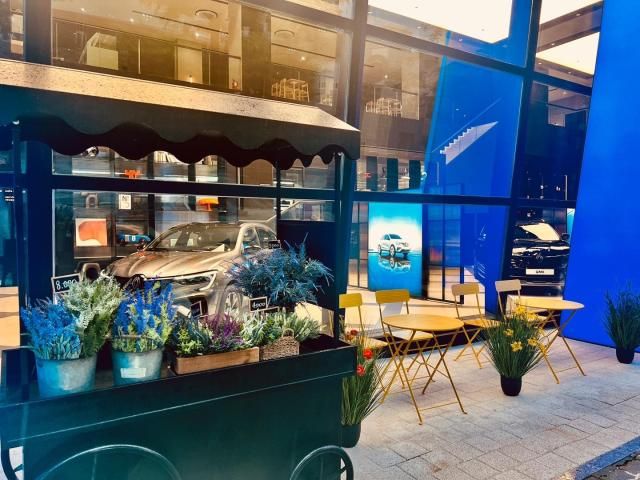 르노 성수 외부 공간에 마련된 테라스 좌석 사진르노코리아