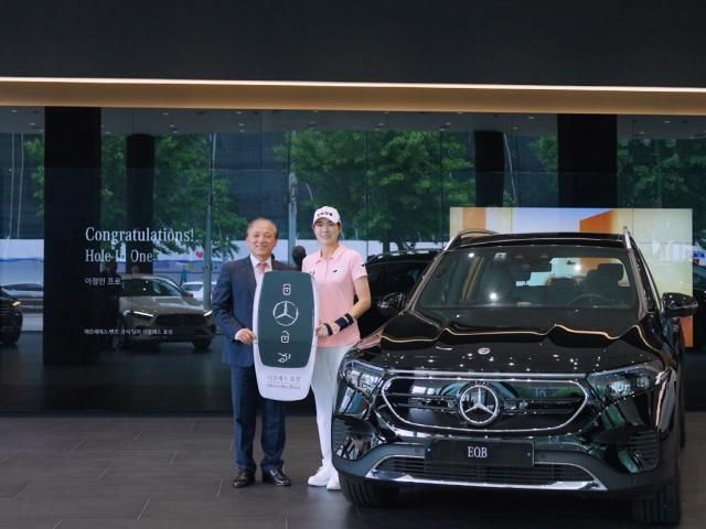 왼쪽부터 기념촬영을 진행하는 더클래스 효성 김태기 전무와 이정민 프로