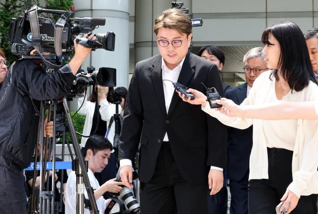 음주 뺑소니 혐의를 받는 가수 김호중이 24일 구속 전 피의자 심문영장실질심사를 위해 서울 서초구 서울중앙지법에 출석하고 있다 2024524 공동취재