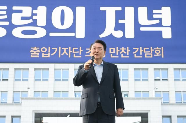 윤석열 대통령이 24일 서울 용산 대통령실 청사 잔디마당에서 열린 ‘대통령의 저녁 초대’ 출입기자단 초청 만찬 간담회에서 발언하고 있다 사진연합뉴스