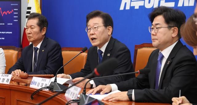 이재명 더불어민주당 대표가운데가 22일 오전 국회에서 열린 최고위원회의에서 발언하고 있다 사진연합뉴스