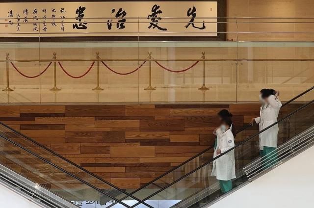 지난 2일 서울 시내 한 대형병원에서 의료진이 이동하고 있다 사진연합뉴스