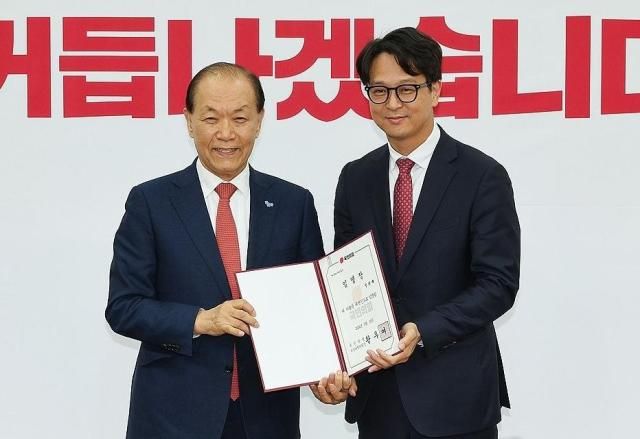 황우여 국민의힘 비상대책위원장왼쪽이 지난 16일 오전 국회에서 열린 주요당직자 임명장 수여식에서 정광재 대변인에게 임명장을 수여한 뒤 기념촬영을 하고 있다 사진연합뉴스 