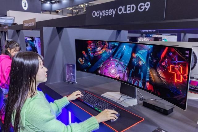 삼성전자 모델이 지스타 2023 오디세이 체험존에서 오디세이 OLED G9을 소개하고 있다 사진삼성전자