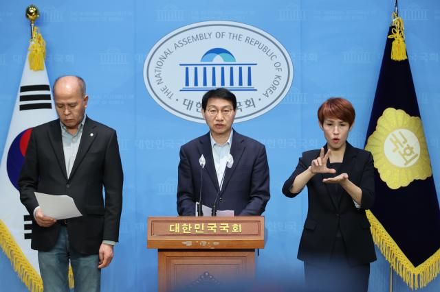 국회 연금개혁특위 더불어민주당 간사인 김성주 의원이 지난 10일 서울 여의도 국회 소통관에서 21대 국회에서의 연금개혁 완수를 촉구하고 있다 왼쪽은 연금특위 위원인 이용우 의원 사진연합뉴스