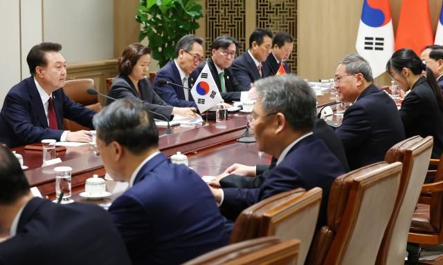 윤석열 대통령이 26일 서울 용산 대통령실에서 열린 중국 총리와의 회담에서 리창 국무원 총리의 발언을 듣고 있다 사진연합뉴스