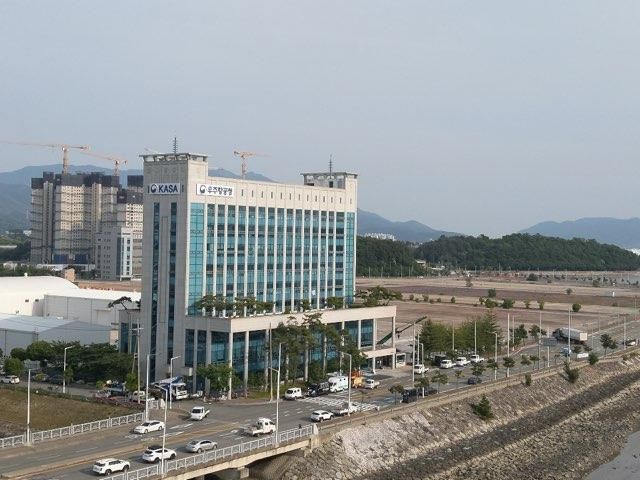 경남 사천시는 개청을 앞둔 우주항공청 임시청사에 현판을 설치했다고 23일 밝혔다 사진은 현판이 달린 우주항공청 전경 사진사천시