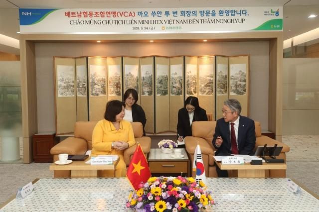 강호동 농협중앙회장우측이 24일 농협중앙회 본사에서 까오 쑤안 투 번 베트남협동조합연맹VCA 회장과 면담을 갖고 사업 협력 방안을 논의했다사진농협중앙회