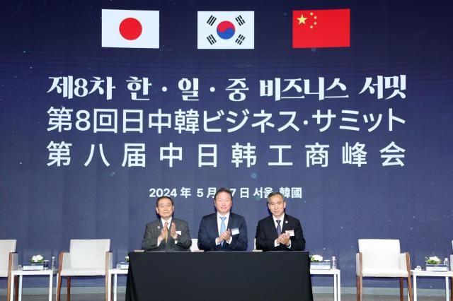 최태원 대한상의 회장가운데과 도쿠라 마사카즈 일본 게이단렌 회장왼쪽 런훙빈 중국 CCPIT 회장오른쪽이 27일 서울 중구 상의회관에서 열린 제8차 한·중·일 비즈니스 서밋에 참석해 공동 성명서에 서명 후 기념촬영을 하고 있다 사진대한상의