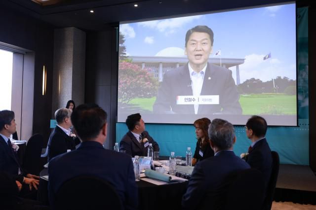 안철수 국민의힘 의원이 27일 오전 서울 중구 더플라자호텔에서 열린 '2024 제14회 글로벌헬스케어포럼'에서 영상으로 축사를 하고 있다. 2024.05.27[사진=유대길 기자 dbeorlf123@ajunews.com]