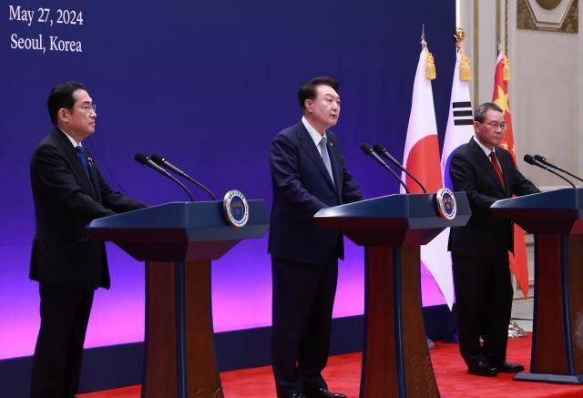 윤석열 대통령이 27일 청와대 영빈관에서 열린 제9차 한일중 정상회의 공동기자회견에서 발언하고 있다 사진연합뉴스