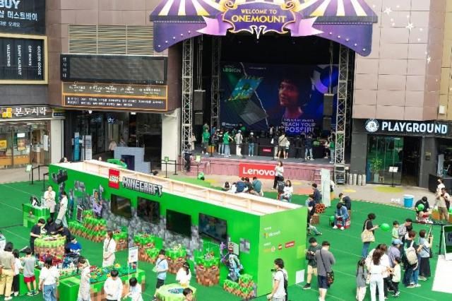 마이크로소프트에서 주최한 마인크래프트 15주년 기념 행사 내 운영된 마인크래프트 게임존 사진한국레노버