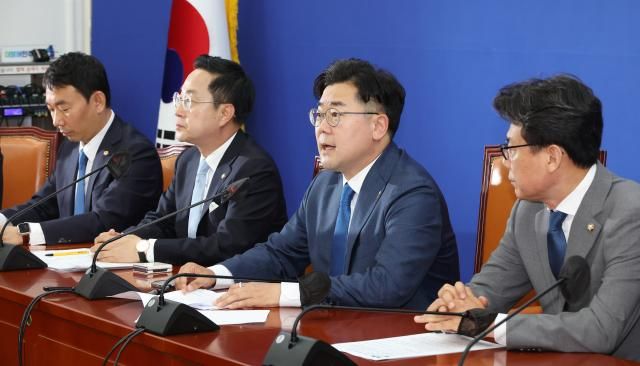 박찬대 더불어민주당 원내대표오른쪽 두번째가 28일 오전 국회에서 열린 원내대책회의에서 발언하고 있다 사진연합뉴스