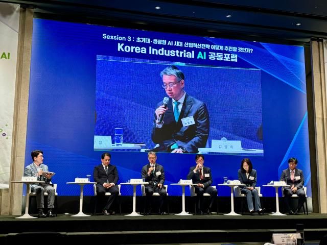 28일 오후 서울 서초구 엘타워에서 열린 2024 코리아 인더스트리얼 AI 공동포럼 2부 세션에서 왼쪽 두번째부터안대웅 SK하이닉스 데이터 인텔리전스 부사장 하형철 LS일렉트릭 경영혁신실 CDOCIO 김영옥 HD현대 AI전략담당 상무 등이 발언하고 있다 사진김민우 기자