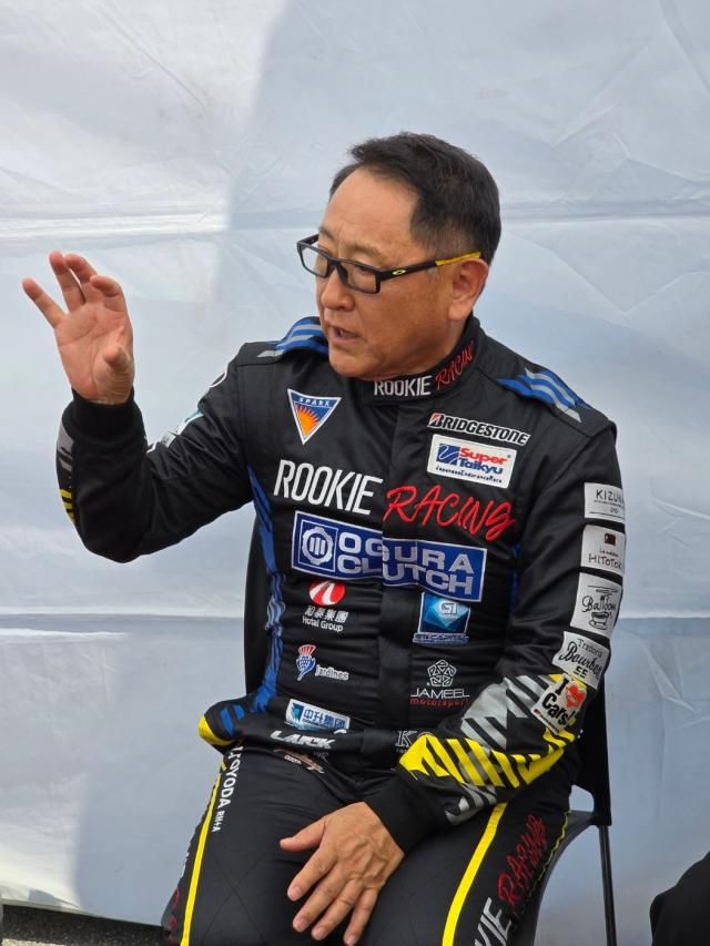 토요타 아키오 회장이 25일 슈퍼 다이큐 후지 24시간 내구 레이스 대회에서 발언하는 모습