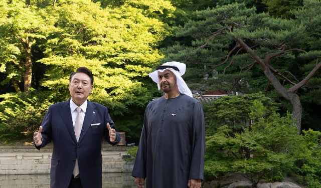 윤석열 대통령이 28일 서울 종로구 창덕궁 후원 부용지 일원에서 무함마드 빈 자예드 알 나흐얀 아랍에미리트UAE 대통령과 친교 일정으로 산책을 하고 있다 사진연합뉴스