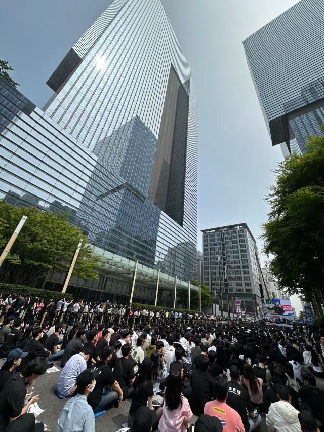 전국삼성전자노동조합이 지난 24일 삼성그룹 서초사옥에서 올해 들어 두 번째 쟁의행위를 진행했다 사진강일용 기자