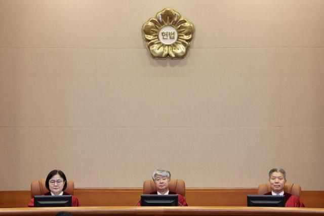 이종석 헌법재판소장과 재판관들이 28일 오후 서울 종로구 헌법재판소에서 열린 이정섭 대전고검 검사의 처남 마약 사건 수사 무마 의혹 관련 탄핵 심판 2회 변론기일을 위해 자리에 착석해있다 사진연합뉴스