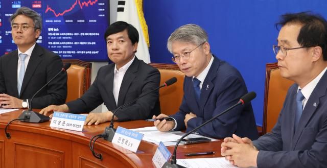 더불어민주당 정치검찰 사건조작 특별대책단 단장을 맡은 민형배 의원오른쪽 두번째이 29일 오후 국회 당 대표 회의실에서 열린 정치검찰 사건조작 특별대책단 회의에서 발언하고 있다 사진연합뉴스