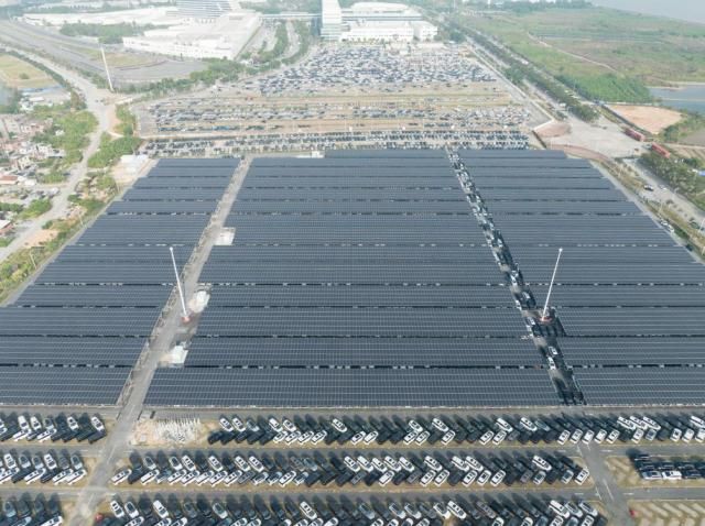 중국 내 한 주차장에 설치된 태양광 모듈 사진게티이미지뱅크