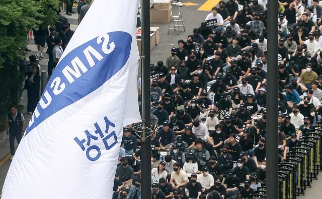 삼성전자 노동조합 조합원들이 지난 24일 오후 서울 강남구 삼성전자 사옥 앞에서 노동조합과의 교섭을 촉구하며 문화 행사를 열고 있다 사진연합뉴스