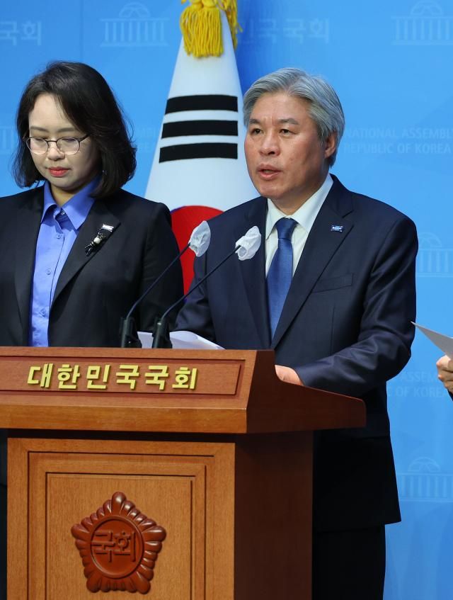 서왕진 조국혁신당 정책위의장이 지난달 28일 오후 서울 국회 소통관에서 서울시 사회서비스원 폐지 관련 기자회견을 하고 있다 사진연합뉴스