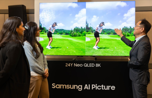 브라질 상파울루 2024 중남미 테크세미나에서 참석자들이 2024년형 Neo QLED 8K 신제품을 살펴보고 있다 사진삼성전자