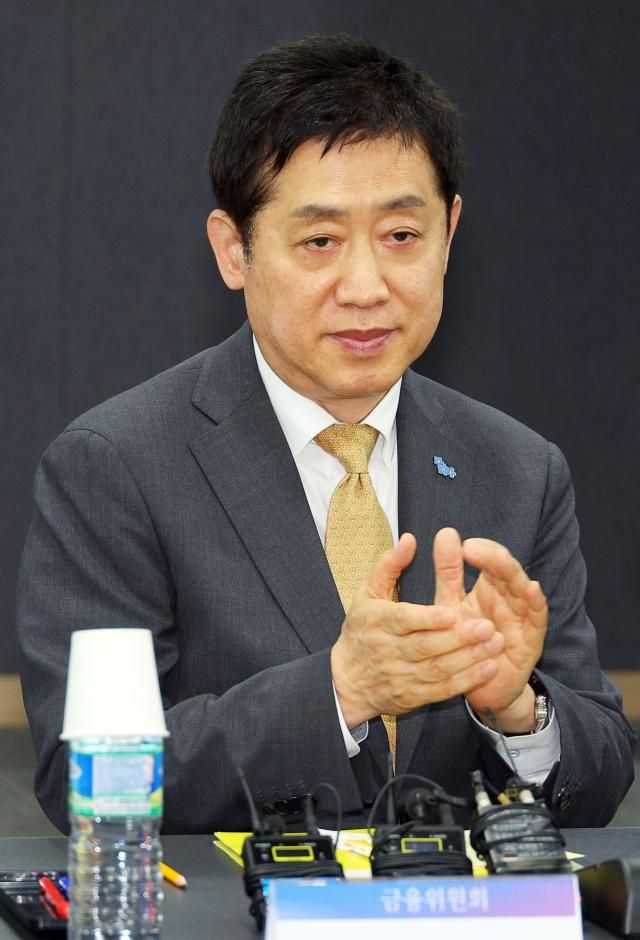김주현 금융위원장이 29일 서울 마포구 프론트원에서 열린 대출 갈아타기 서비스 이용자·실무자 간담회에서 박수치고 있다 사진 연합뉴스