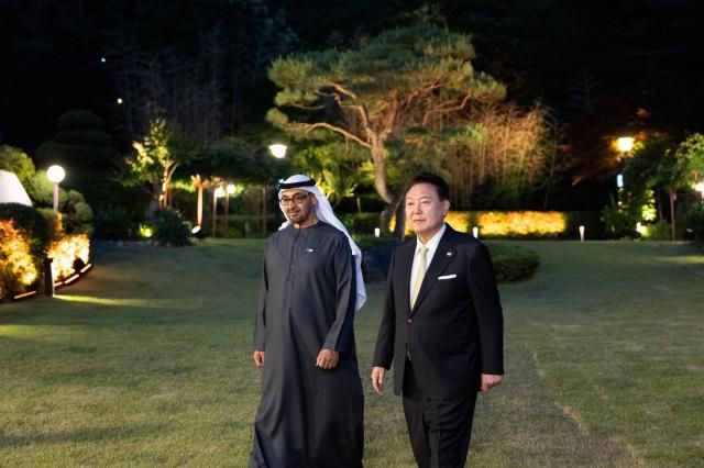 윤석열 대통령이 29일 서울 한남동 대통령 관저에서 무함마드 빈 자예드 알 나흐얀 아랍에미리트UAE 대통령과 산책을 하고 있다 사진연합뉴스