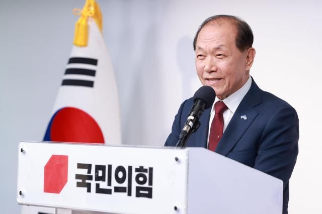 황우여 국민의힘 신임 비상대책위원장이 지난 3일 오전 서울 여의도 당사에서 열린 취임 기자회견에서 취임 소감과 비대위 구성 등 운영 방향을 밝히고 있다 20240503사진유대길 기자 dbeorlf123ajunewscom