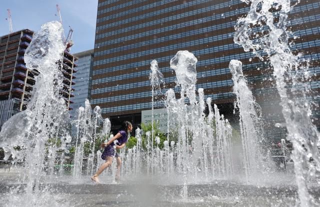 서울 낮 최고 기온이 29도로 예보되는 등 전국적으로 초여름 날씨를 보이는 28일 서울 광화문광장 바닥분수대에서 어린이들이 뛰놀고 있다 