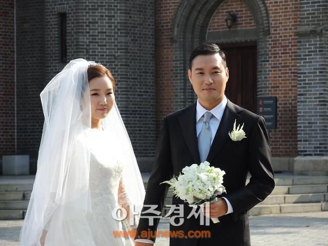 정성이 이노션 고문의 딸 선아영씨왼쪽와 사위 길성진씨가 2016년 11월 11일 서울 중구 명동성당에서 열린 결혼식에서 기념사진 촬영을 하고 있다 사진아주경제 DB