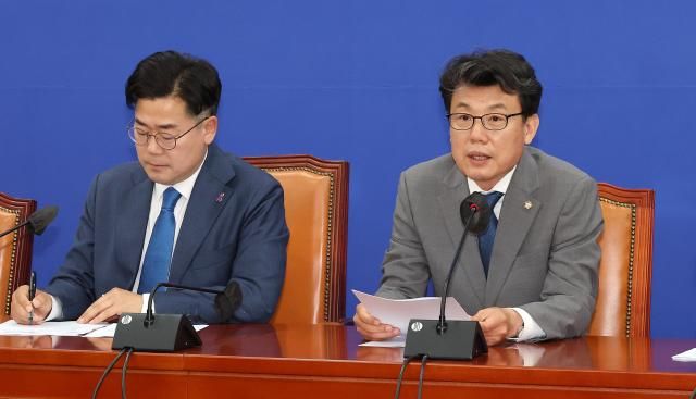 진성준 더불어민주당이 정책위의장이 지난 28일 오전 국회에서 열린 원내대책회의에서 발언하고 있다 왼쪽은 박찬대 원내대표 사진연합뉴스