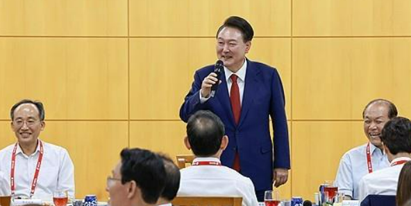 윤석열 대통령이 30일 충청남도 모처에서 열린 제22대 국민의힘 국회의원 워크숍에서 발언하고 있다사진연합뉴스