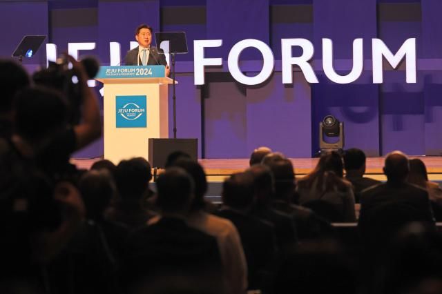 오영훈 제주지사가 30일 오전 서귀포시 제주국제컨벤션센터에서 열린 제주포럼 개회식에서 개회사를 하고 있다 사진연합뉴스
