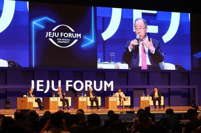반기문 전 유엔사무총장이 30일 오전 서귀포시 제주국제컨벤션센터에서 열린 제주포럼에서 제주평화연구원 주관으로 열린 더 나은 세상을 위한 협력 세션에서 연설하고 있다 사진연합뉴스