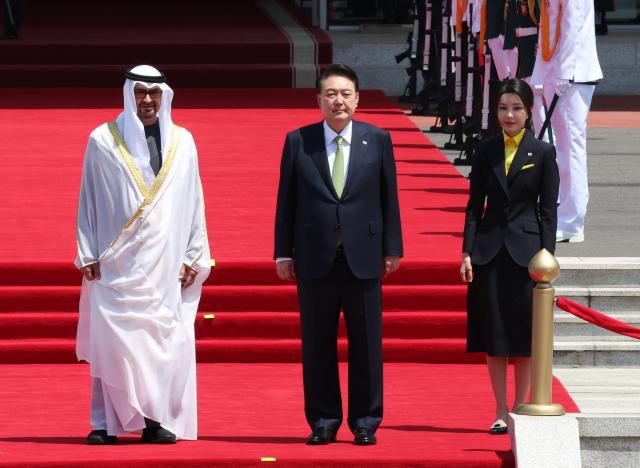 윤석열 대통령과 김건희 여사가 29일 서울 용산 대통령실 청사 앞 잔디마당에서 열린 무함마드 빈 자예드 알 나흐얀 아랍에미리트UAE 대통령 국빈 방한 공식 환영식에서 기념 촬영을 하고 있다 사진연합뉴스