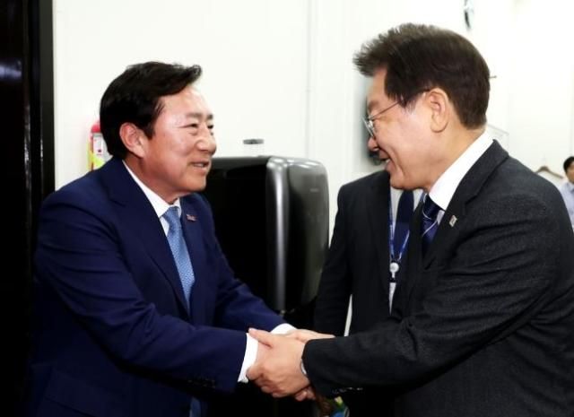 김기문왼쪽 중소기업중앙회장이 30일 이재명 더불어민주당 대표를 예방했다 사진중소기업중앙회