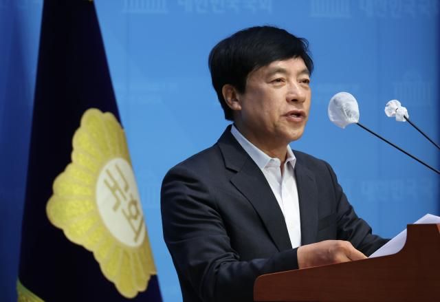 이성윤 더불어민주당 의원이 31일 국회에서 김건희 종합 특검법 대표발의 기자회견을 하고 있다 사진연합뉴스