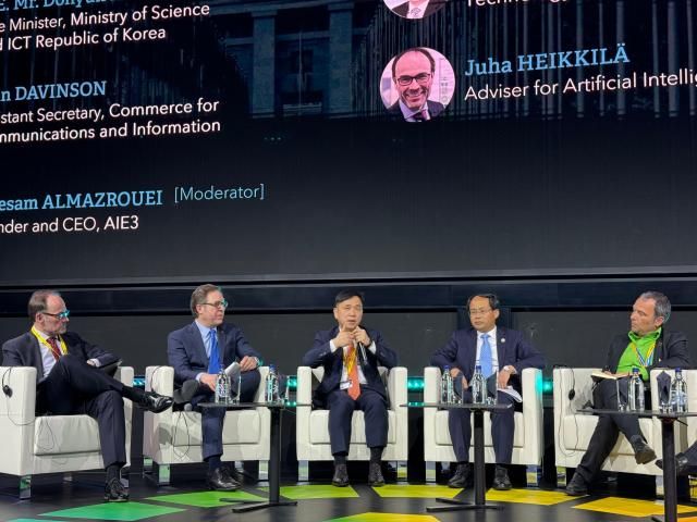 강도현 제2차관이 ITU에서 개최하는 행사인 AI for Good 내 부대 행사 중 하나인 State of play of major global AI Governance process에서 패널 토론에 참여하고 있다 강도현 제2차관은 전체 패널 중 좌측에서 세 번째 사진과기정통부