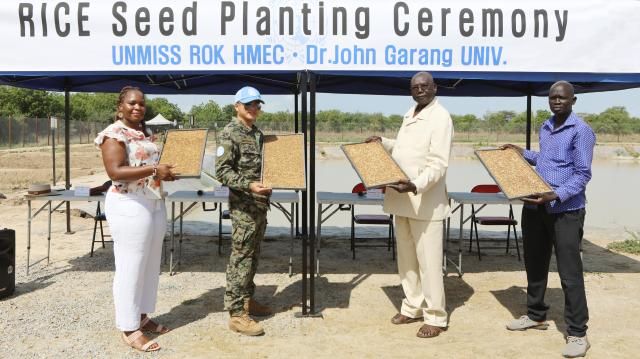 볍씨 파종행사에 참가한 왼쪽 두번째 한빛부대장 대령 권병국 왼쪽 세번째 존가랑대학교 아브라함 부총장 등 현지 주민 대표가 묘판에 파종을 하고 있는 모습 사진합동참모본부
