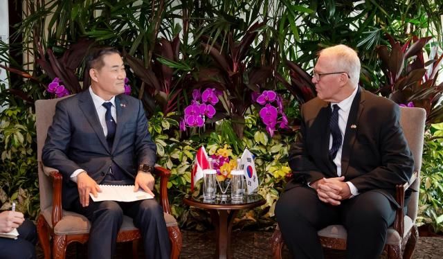 신원식 국방부 장관은 31일 오후 싱가포르에서 열린 제21차 아시아안보회의샹그릴라 대화 계기에 빌 블레어 캐나다 국방장관과 양자회담을 갖고 안보 정세와 양국 국방협력 발전방향에 대한 의견을 교환했다사진국방부