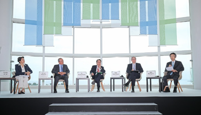  30일 오후 서귀포시 제주국제컨벤션센터에서 제주포럼 글로벌 중추국가 구상의 실현을 위한 지혜 세션이 열리고 있다 왼쪽부터 좌장 손지애 외교부 문화협력대사 송민순 전 외교부 장관 유명환 전 외교통상부 장관 김성환 전 외교통상부 장관 윤병세 전 외교부 장관 사진연합뉴스