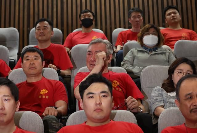 2일 국회에서 열린 본회의에서 해병대 채상병 사망사건 수사외압 의혹 특별검사법이 통과되자 방청석에 있던 해병대 예비역 연대 회원들이 눈물을 흘리고 있다 사진연합뉴스 