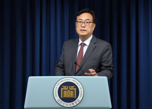 정진석 대통령 비서실장이 2일 서울 용산 대통령실 청사에서 야당 단독으로 국회에서 통과된 채상병 특검법에 대한 대통령실의 입장 발표를 준비하고 있다 