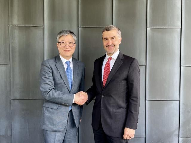 김희상 외교부 경제외교조정관이 25일 방한 중인 라민 툴루이 미국 국무부 경제·비즈니스 차관보와 오찬을 겸한 면담을 갖고 공급망 문제 등을 논의했다고 외교부가 밝혔다 사진은 악수하는 김희상 외교부 경제외교조정관왼쪽과 라민 툴루이 미국 국무부 경제·비즈니스 차관보 