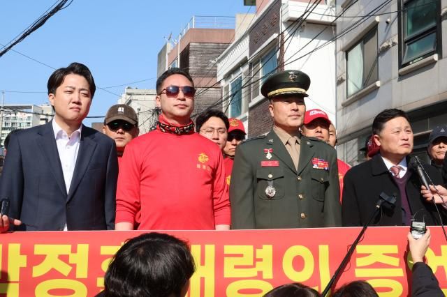 해병대 채모 상병 순직사건 수사 이첩 관련 항명 및 상관명예훼손 혐의로 기소된 박정훈 전 수사단장대령이 3월 21일 오전 3차 공판이 열리는 서울 용산구 중앙지역군사법원 앞에서 개혁신당 이준석 대표 해병대 예비역들과 함께 기자회견을 하고 있다 