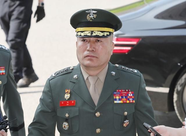 김계환 해병대 사령관이 4일 오전 해병대 채모 상병 순직 사건 수사외압 의혹 관련 조사를 받기 위해 정부과천청사 고위공직자범죄수사처공수처로 들어가고 있다 202454 사진연합뉴스