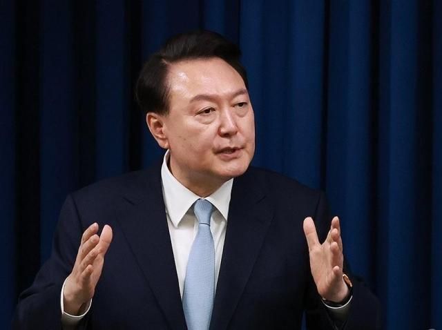 윤석열 대통령이 지난달 22일 서울 용산 대통령실 청사에서 홍철호 신임 대통령실 정무수석을 직접 소개하고 있다 사진연합뉴스